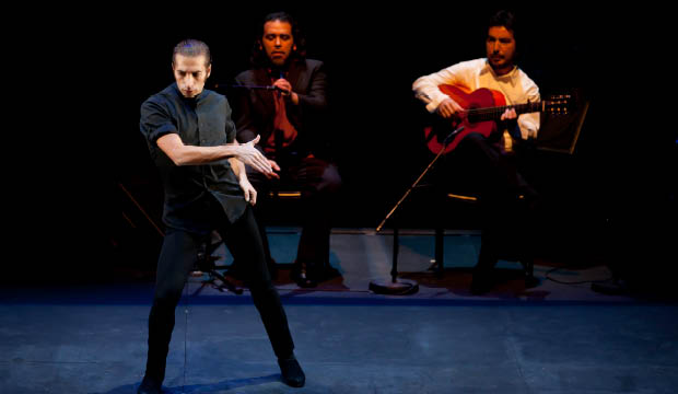 A picture from the production  "La Edad de Oro"